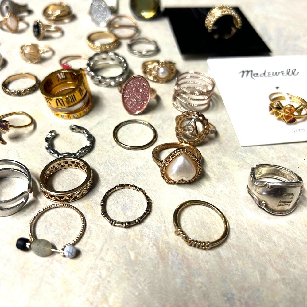 40 Rings All Wearable Assorted Styles And Sizes - Picture 5 of 5